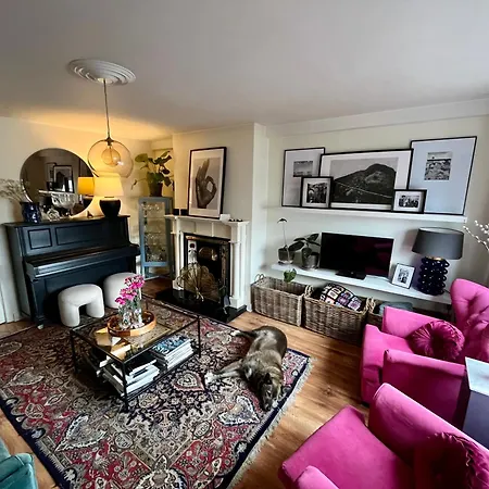 Townhouse Near City Centre 別荘